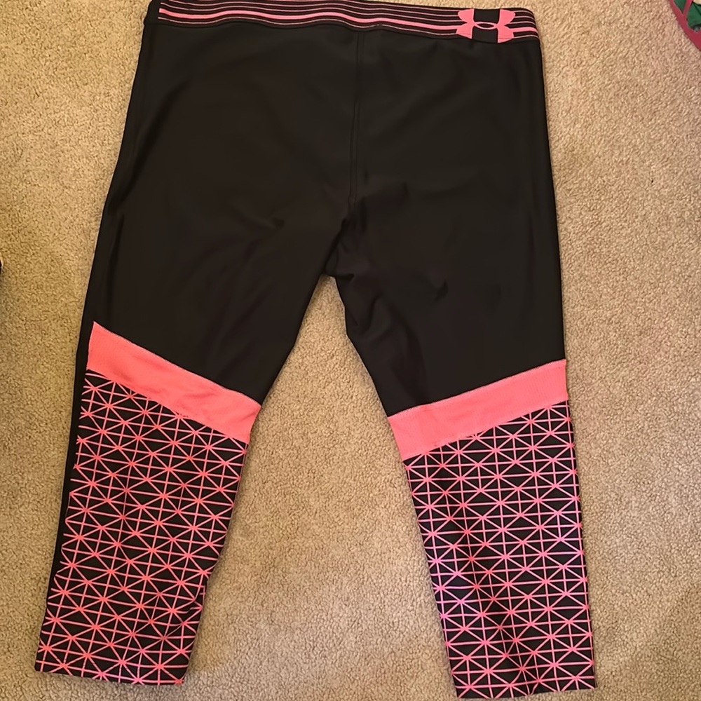 Black and pink Under Armor capri leggings Large